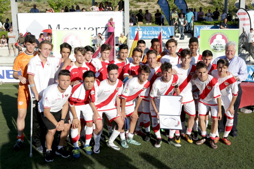 Equipo cadete del Rayo Vallecano posa con el trofeo al segundo puesto