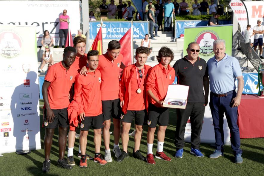 Atletico de Madrid recibe su trofeo