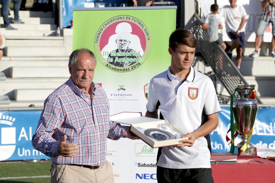 Jugador de Alcobendas fútbol club recibe una placa conmemorativa