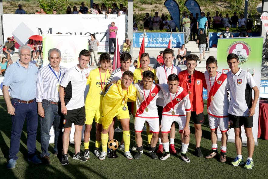 Representantes de los equipos participantes posando juntos