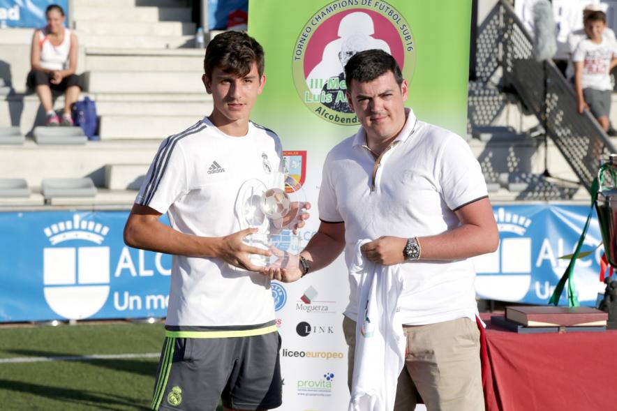 Jugador del Real Madrid Recibe un trofeo individual