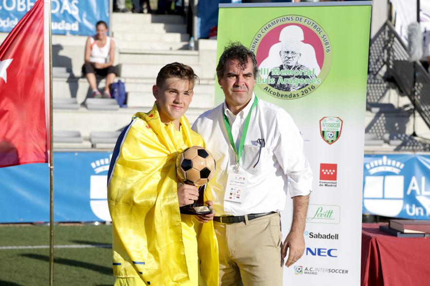 Jugador del Villareal CF Recibe un trofeo individual