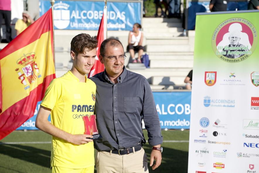 Jugador del Villareal CF Recibe un trofeo individual