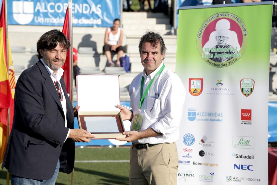 Representantes  de las entidades posan con placa conmemorativa