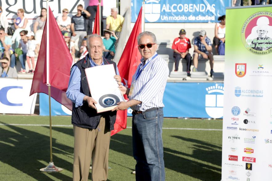 Entrega de placa conmemorativa