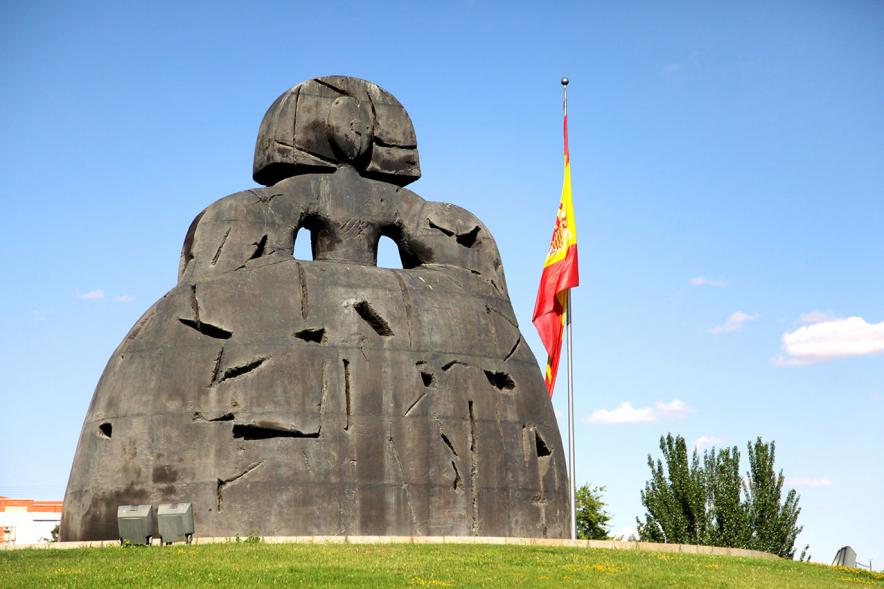 Escultura Menina plano general con bandera España al fondo_Colección Arte en la ciudad