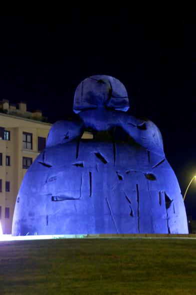 Menina con Iluminación Azul por el Día Mundial del Autismo - La Menina de azul.