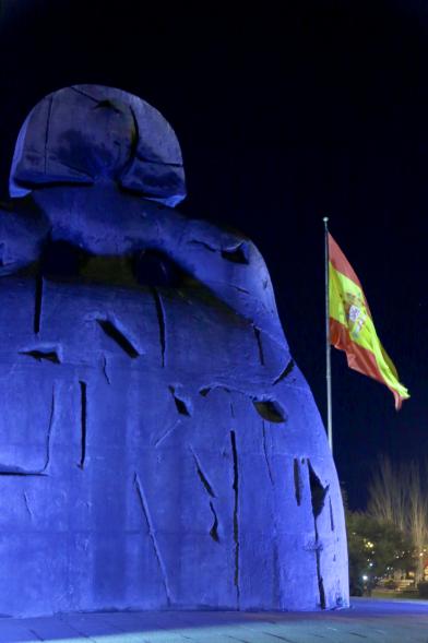 Menina con Iluminación Azul por el Día Mundial del Autismo -  La Menina de azul.