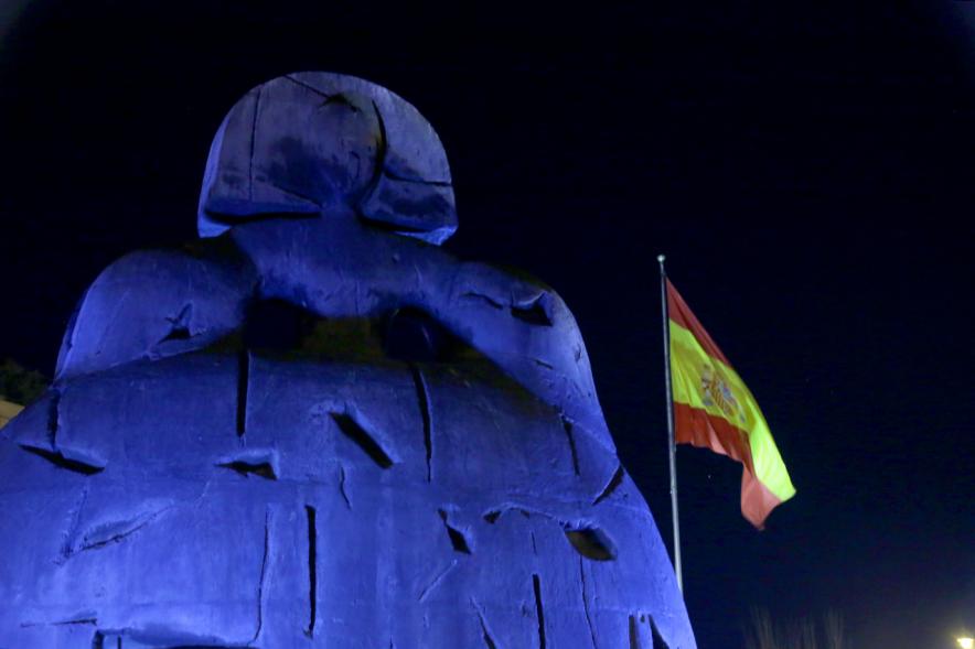 Menina con Iluminación Azul por el Día Mundial del Autismo - La Menina de azul.