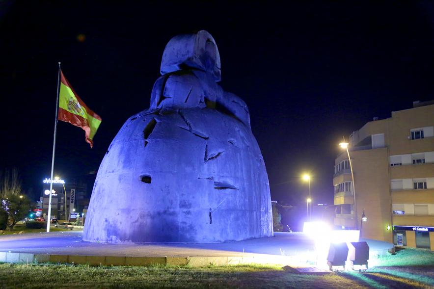 Menina con Iluminación Azul por el Día Mundial del Autismo -  La Menina de azul.