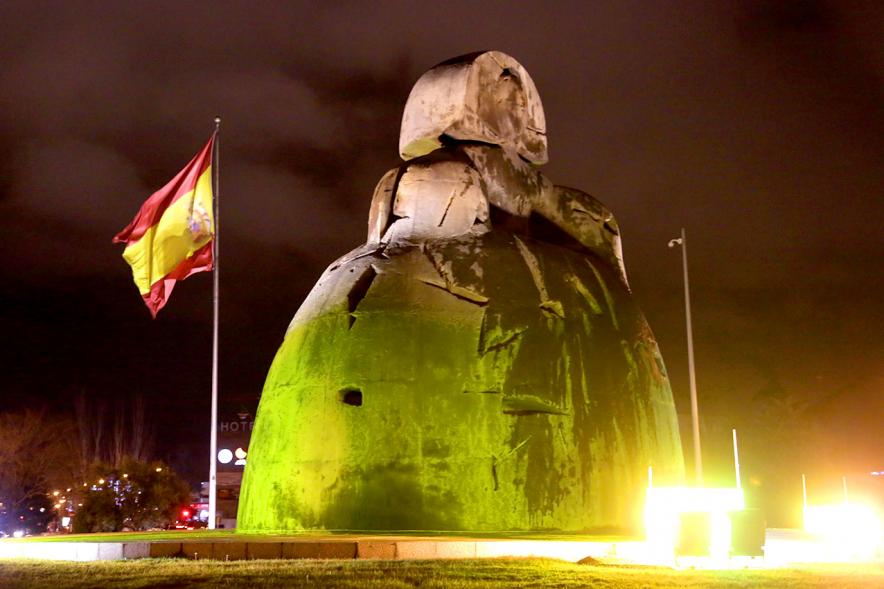 Menina Iluminada por el Día Mundial contra el Cáncer.