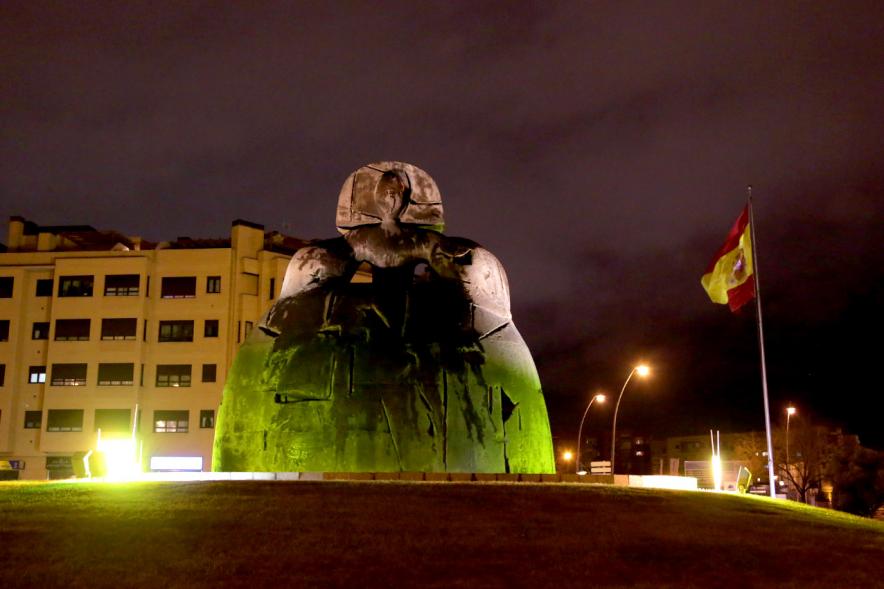 Menina Iluminada por el Día Mundial contra el Cáncer. 