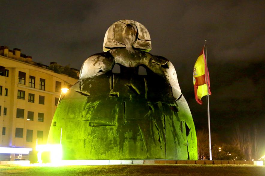 Menina Iluminada por el Día Mundial contra el Cáncer. 