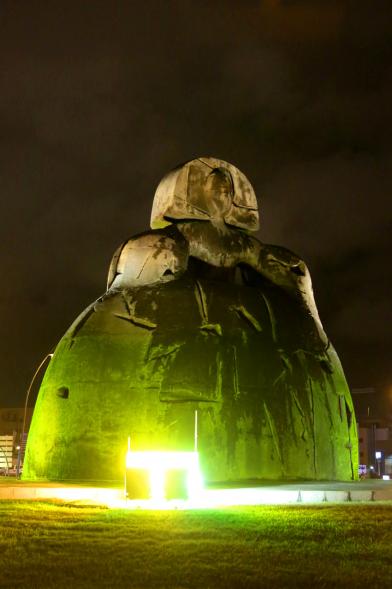 Menina Iluminada por el Día Mundial contra el Cáncer.