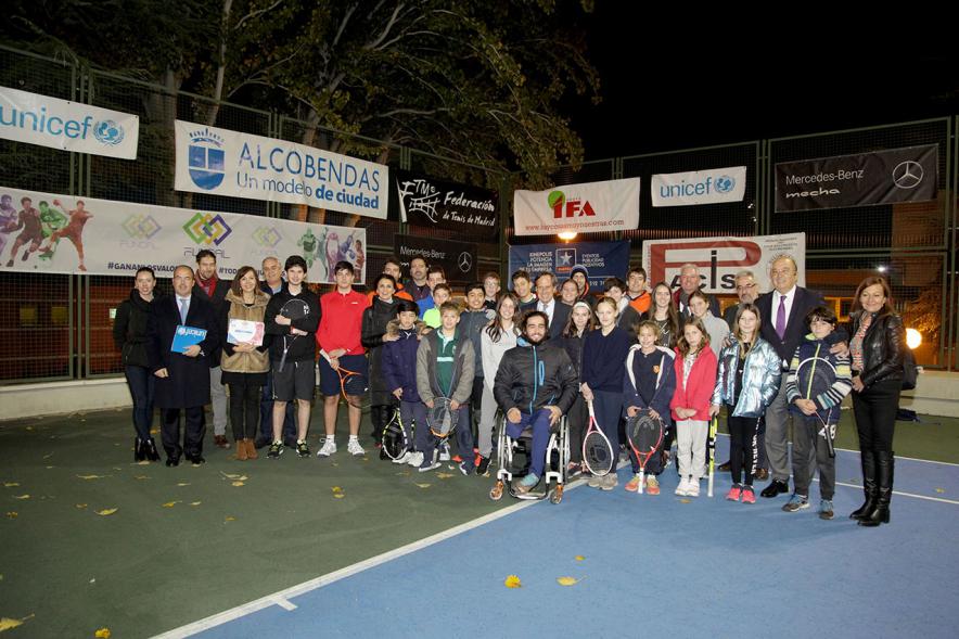 Presentación Torneo La Menina de Tenis 2018 - Imagen del tenista Dani Caverzaschi, Nº1 del tenis paralímpico español junto con los niños que han participado en un clinic que ha impartido y algunas autoridades.