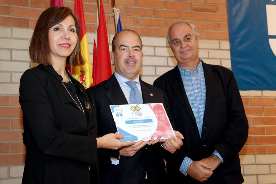 Presentación Torneo La Menina de Tenis 2018 - Imagen de unas personas con el diploma que se entregará durante el torneo.