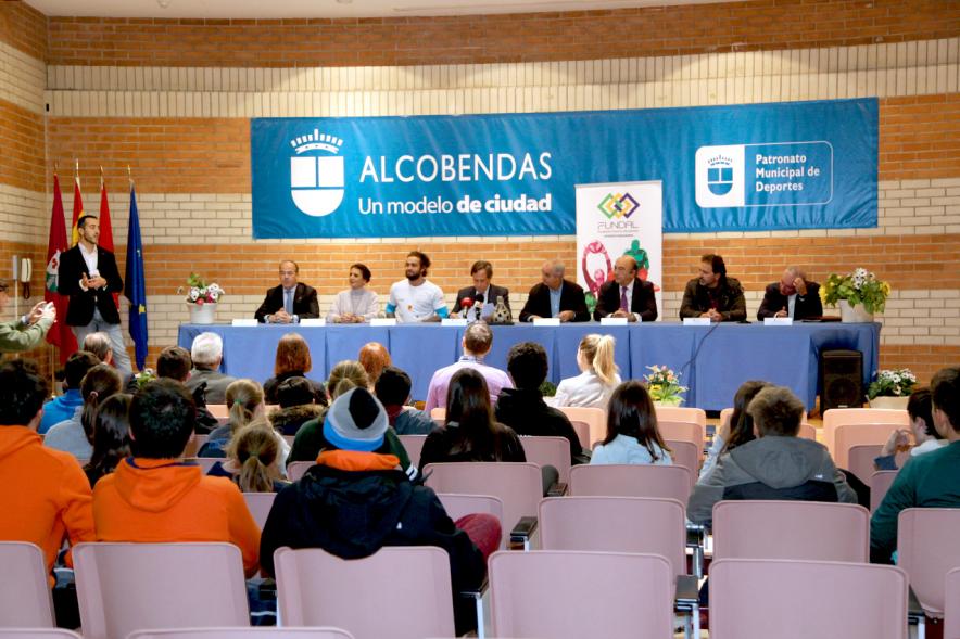 Presentación Torneo La Menina de Tenis 2018 - Imagen lejana, de una persona hablando en un momento de la presentación del torneo de tenis.