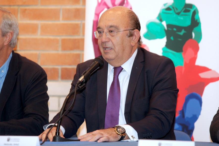 Presentación Torneo La Menina de Tenis 2018 - Imagen de una persona hablando en un momento de la presentación del torneo de tenis.