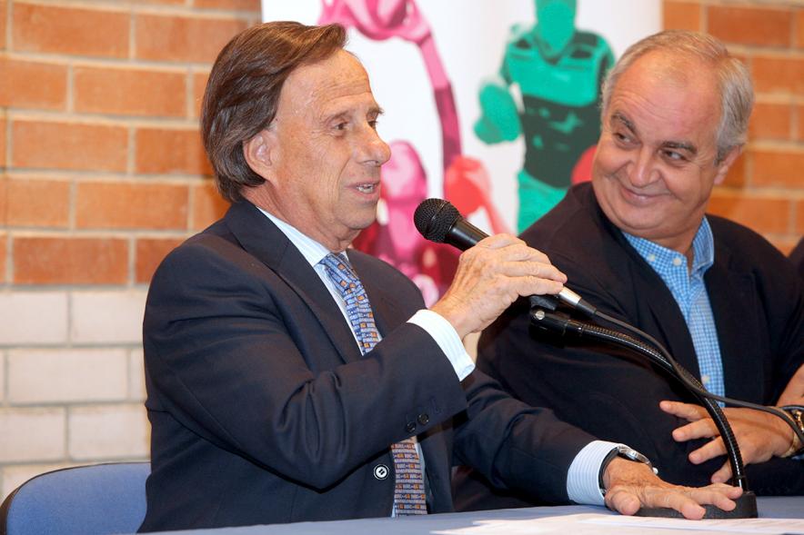 Presentación Torneo La Menina de Tenis 2018 - Imagen del alcalde García de Vinuesa hablando en un momento de la presentación del torneo de tenis.