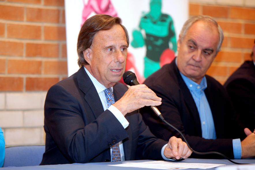 Presentación Torneo La Menina de Tenis 2018 - Imagen del alcalde García de Vinuesa hablando en un momento de la presentación del torneo de tenis.