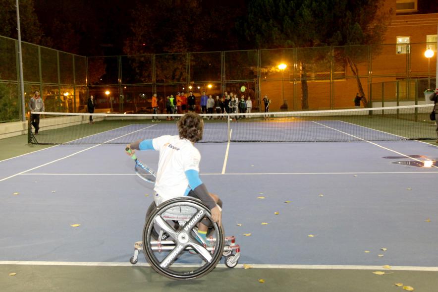 Presentación Torneo La Menina de Tenis 2018 - Imagen de un tenista en silla de ruedas devolviendo unas pelotas de tenis.