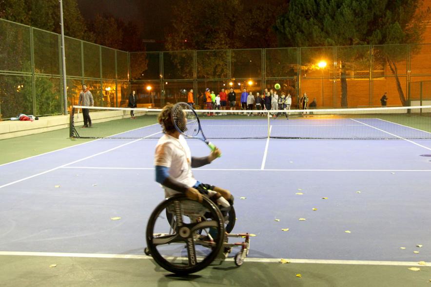 Presentación Torneo La Menina de Tenis 2018 - Imagen de un tenista en silla de ruedas devolviendo unas pelotas de tenis.