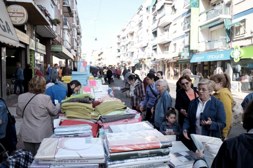 Mercadillo de la Calle Constitución - Vendedores y compradores. 