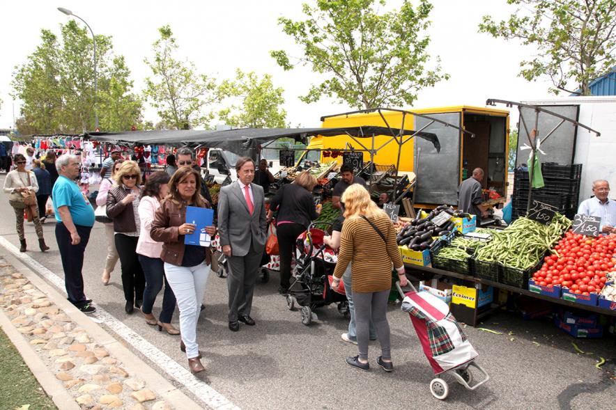 Entrega de Nuevas Licencias a Puestos en el Mercadillo -  Garcia de Vinuesa visitando los nuevos puestos del mercadillo. 