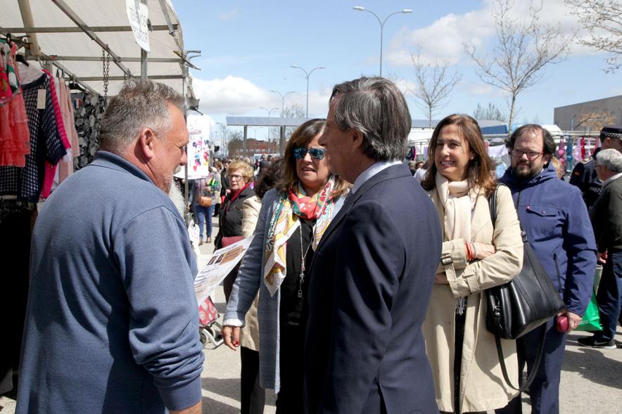 Visita y Entrega Nuevas Autorizaciones en Nueva Ubicación del Mercadillo -  Imagen de las autoridades en el mercadillo.
