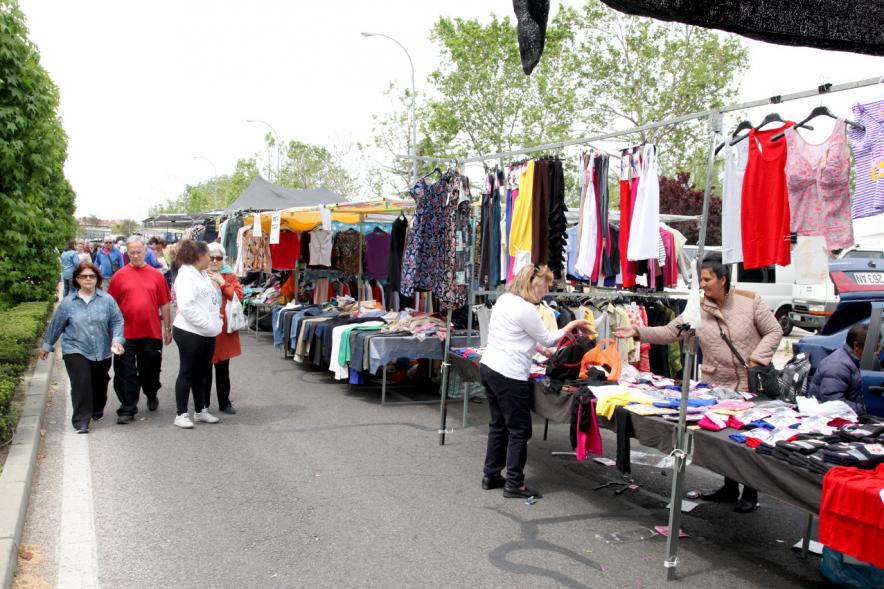 Entrega de Nuevas Licencias a Puestos en el Mercadillo - Visitantes a los nuevos puestos del mercadillo.