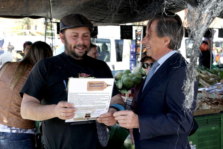 Visita y Entrega Nuevas Autorizaciones en Nueva Ubicación del Mercadillo -Imagen del alcalde entregando la documentación.
