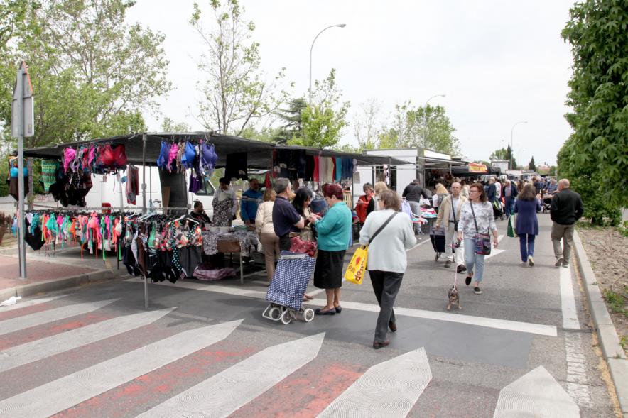 Entrega de Nuevas Licencias a Puestos en el Mercadillo - Visitantes a los nuevos puestos del mercadillo. 