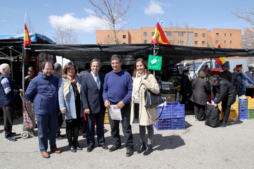 Visita y Entrega Nuevas Autorizaciones en Nueva Ubicación del Mercadillo - Posado del alcalde y  autoridades con  el  dueño de un puesto.