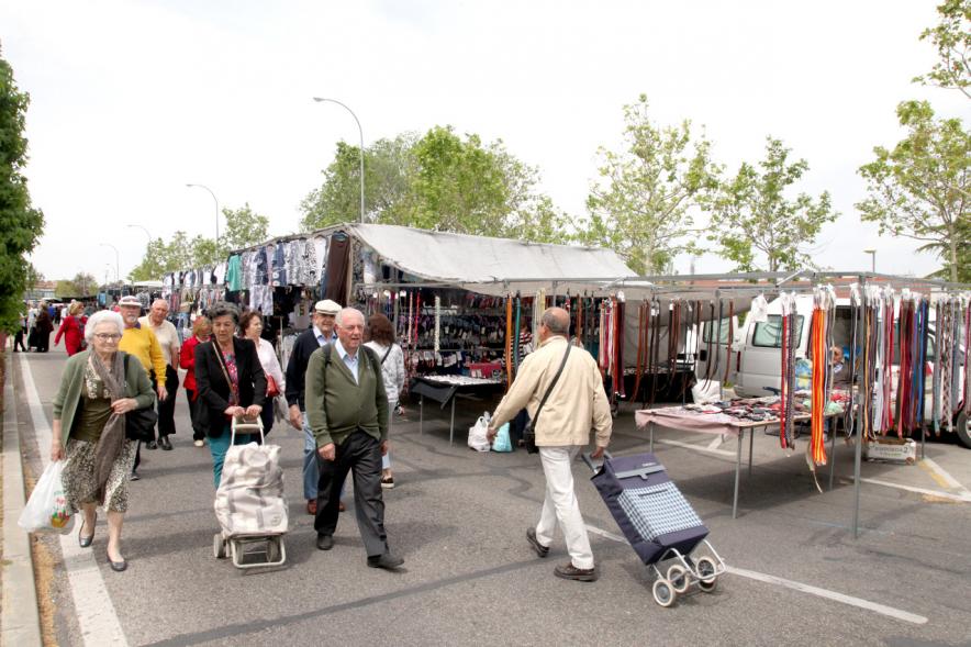 Entrega de Nuevas Licencias a Puestos en el Mercadillo - Vsitantes a los nuevos puestos del mercadillo.  