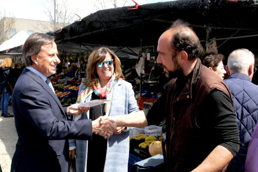 Visita y Entrega Nuevas Autorizaciones en Nueva Ubicación del Mercadillo - Imagen del alcalde entregando la documentación.