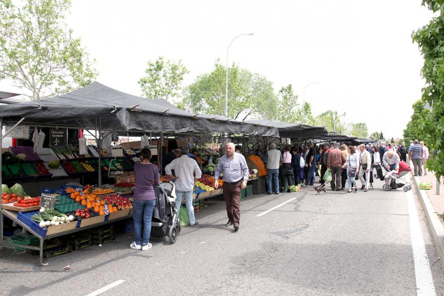 Entrega de Nuevas Licencias a Puestos en el Mercadillo -  Visitantes a los nuevos puestos del mercadillo.