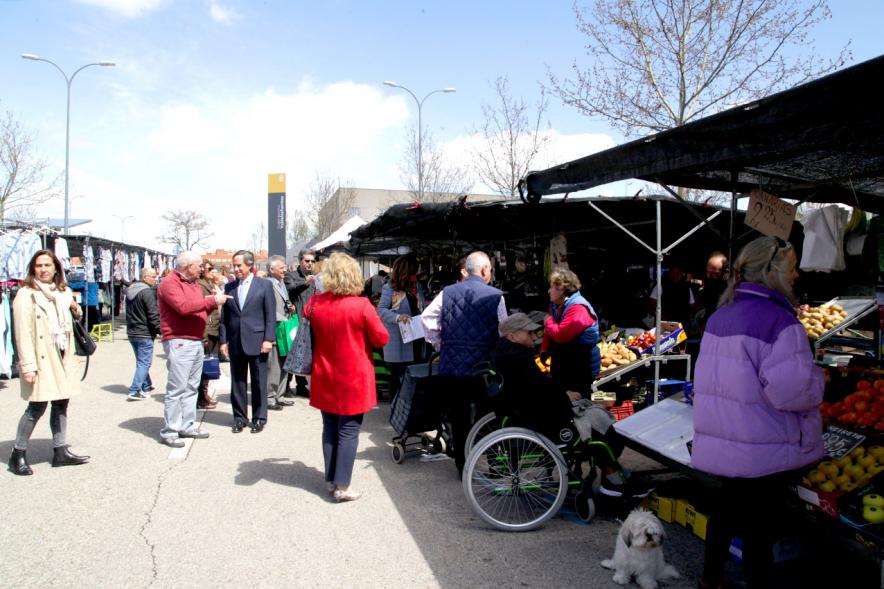 Visita y Entrega Nuevas Autorizaciones en Nueva Ubicación del Mercadillo - Panorámica del alcalde en el mercadillo.