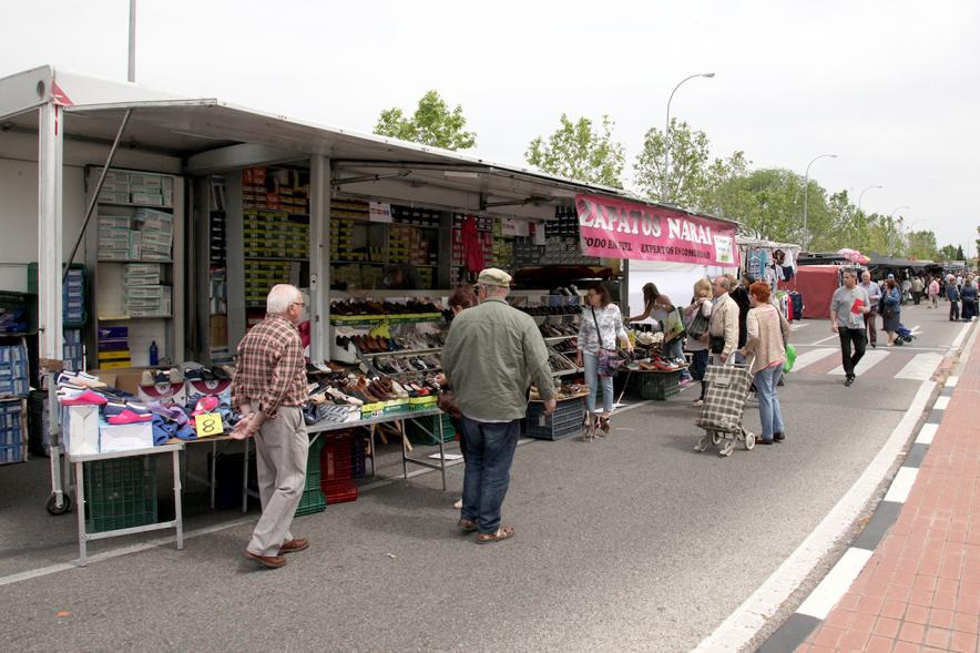 Entrega de Nuevas Licencias a Puestos en el Mercadillo - Visitantes a los nuevos puestos del mercadillo. 