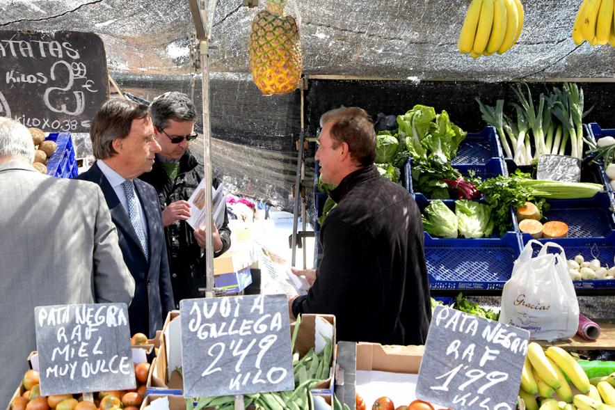 Visita y Entrega Nuevas Autorizaciones en Nueva Ubicación del Mercadillo - Imagen del alcalde entregando la documentación.  