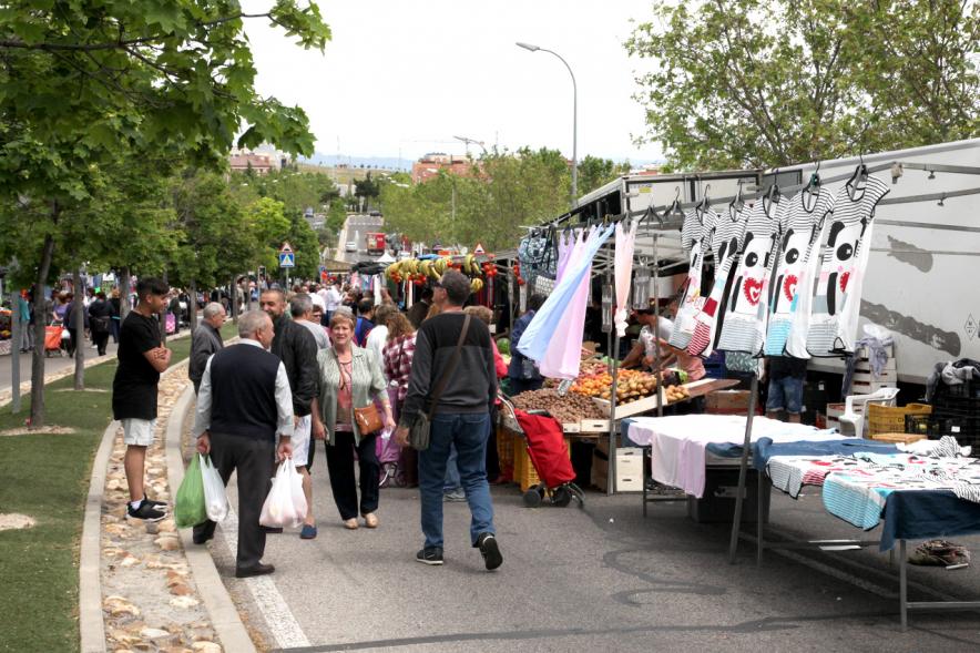 Entrega de Nuevas Licencias a Puestos en el Mercadillo - Visitantes a los nuevos puestos del mercadillo.