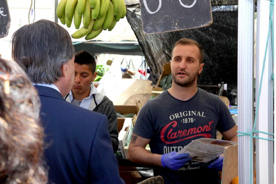 Visita y Entrega Nuevas Autorizaciones en Nueva Ubicación del Mercadillo - Imagen del alcalde entregando la documentación.