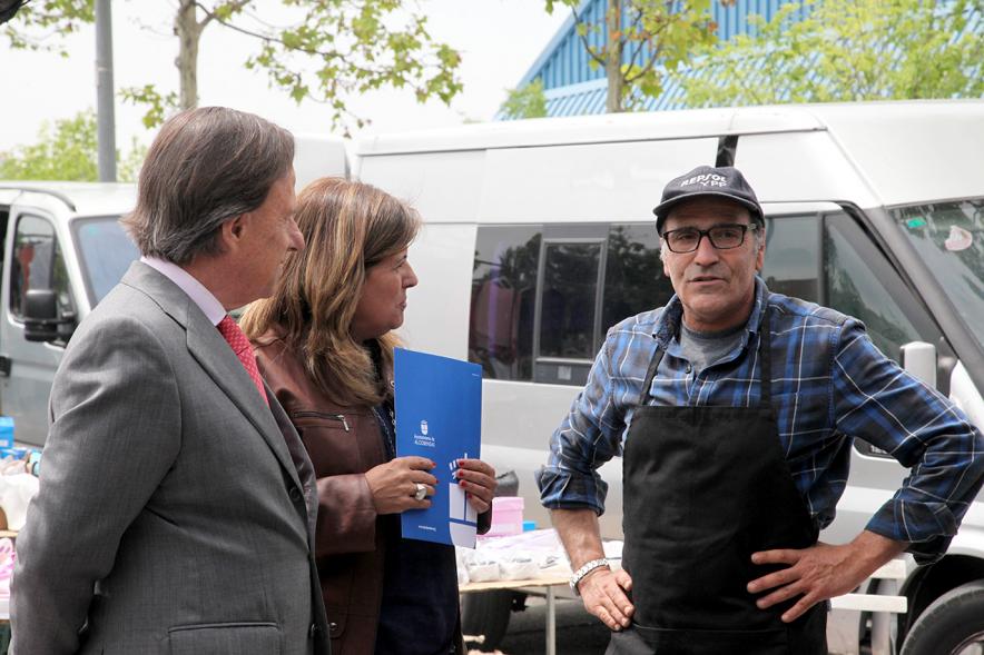 Entrega de Nuevas Licencias a Puestos en el Mercadillo - Garcia de Vinuesa con un  vendedor del mercadillo. 