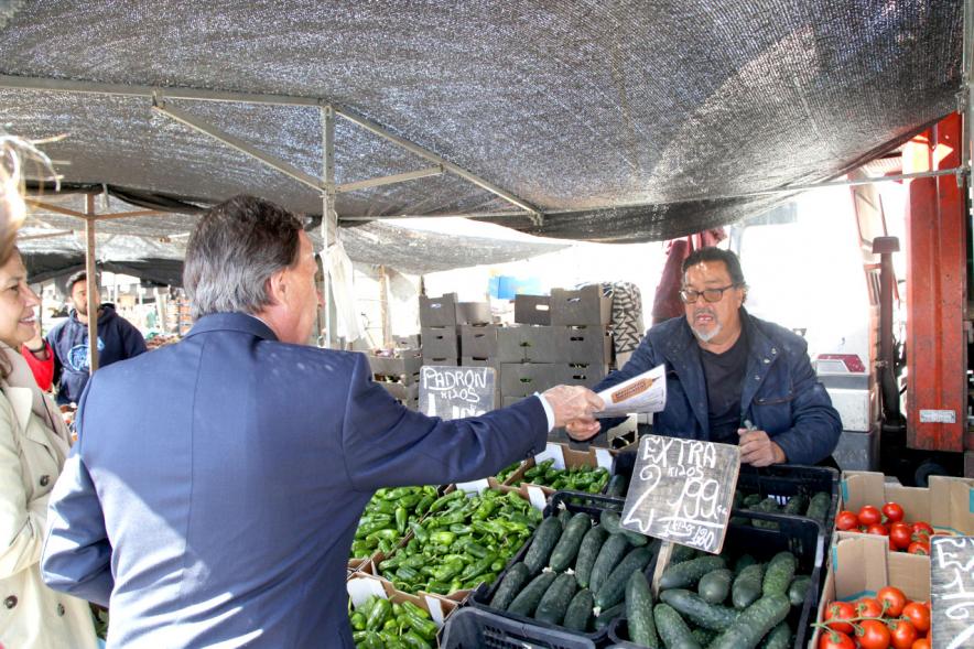 Visita y Entrega Nuevas Autorizaciones en Nueva Ubicación del Mercadillo - Imagen del alcalde entregando la documentación.