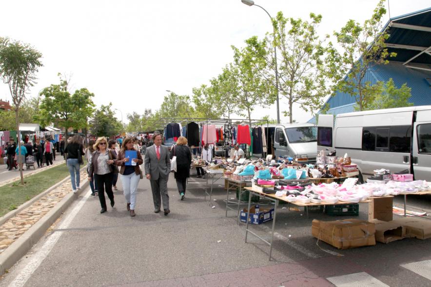 Entrega de Nuevas Licencias a Puestos en el Mercadillo - Garcia de Vinuesa caminando por el mercadillo..