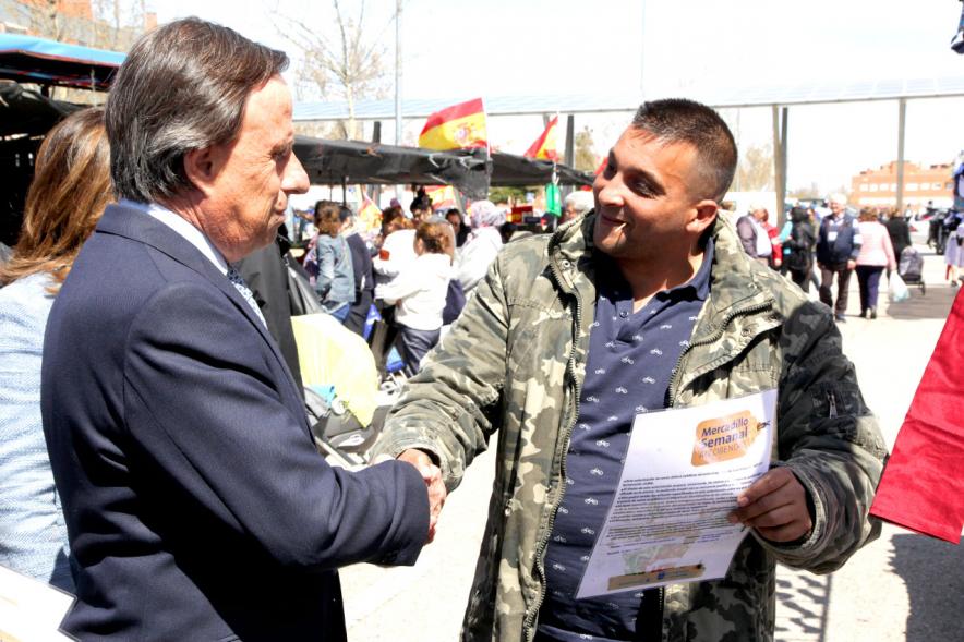 Visita y Entrega Nuevas Autorizaciones en Nueva Ubicación del Mercadillo - Imagen del alcalde entregando la documentación.