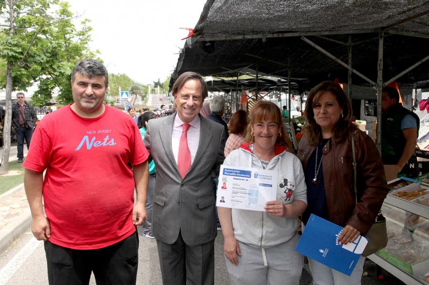 Entrega de Nuevas Licencias a Puestos en el Mercadillo - García de Vinuesa con unos vendedores del mercadillo.