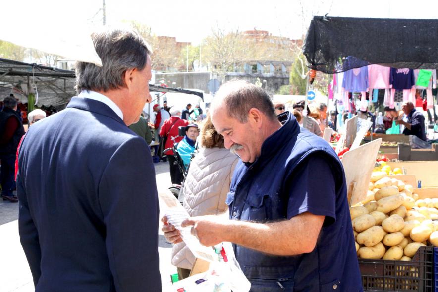 Visita y Entrega Nuevas Autorizaciones en Nueva Ubicación del Mercadillo - Imagen del alcalde entregando la documentación.