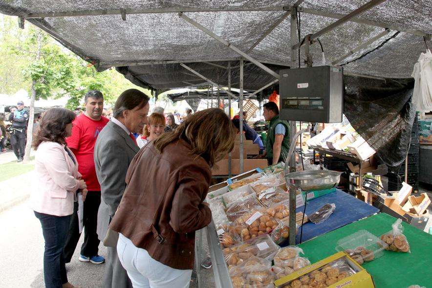 Entrega de Nuevas Licencias a Puestos en el Mercadillo - García de Vinuesa visitando los puestos del mercadillo.