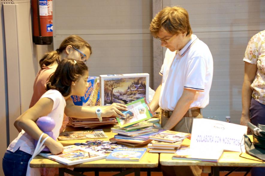 Stand. Mercadillo Asociaciones Solidarias en La Esfera - 2017