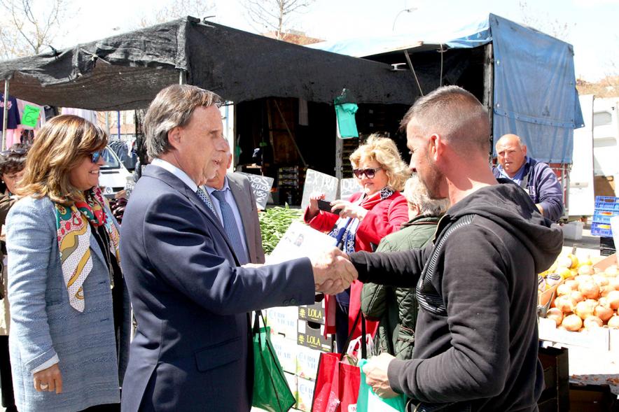 Visita y Entrega Nuevas Autorizaciones en Nueva Ubicación del Mercadillo - Imagen del alcalde entregando la documentación.